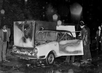 128770 Afbeelding van het blussen van een in brand gevlogen auto op de Laan van Maarschalkerweerd te Utrecht.